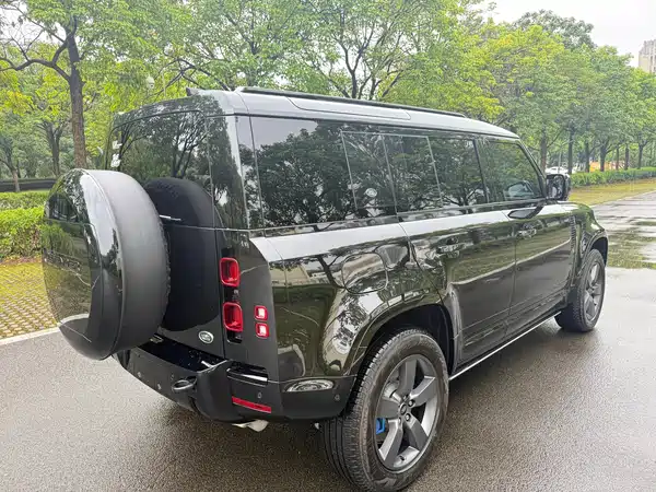Land Rover Defender 2024