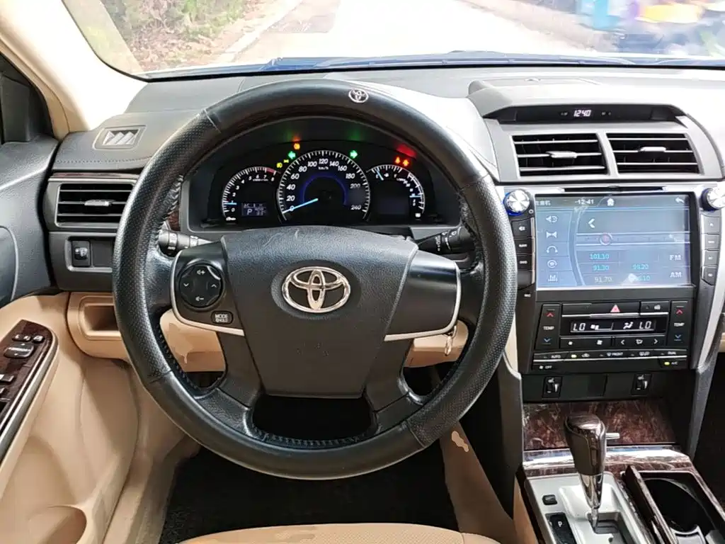 Toyota Camry 2015 — фото 11