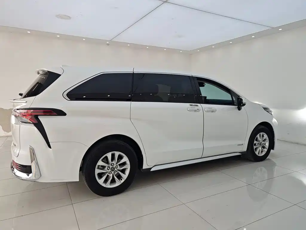 Toyota Granvia 2023 — фото 15