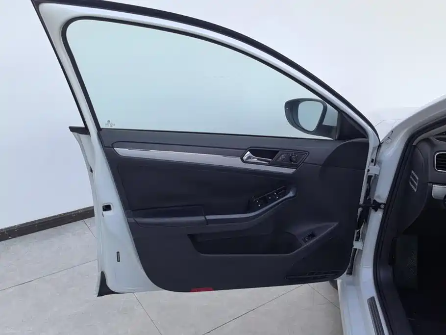 Volkswagen Sagitar 2015