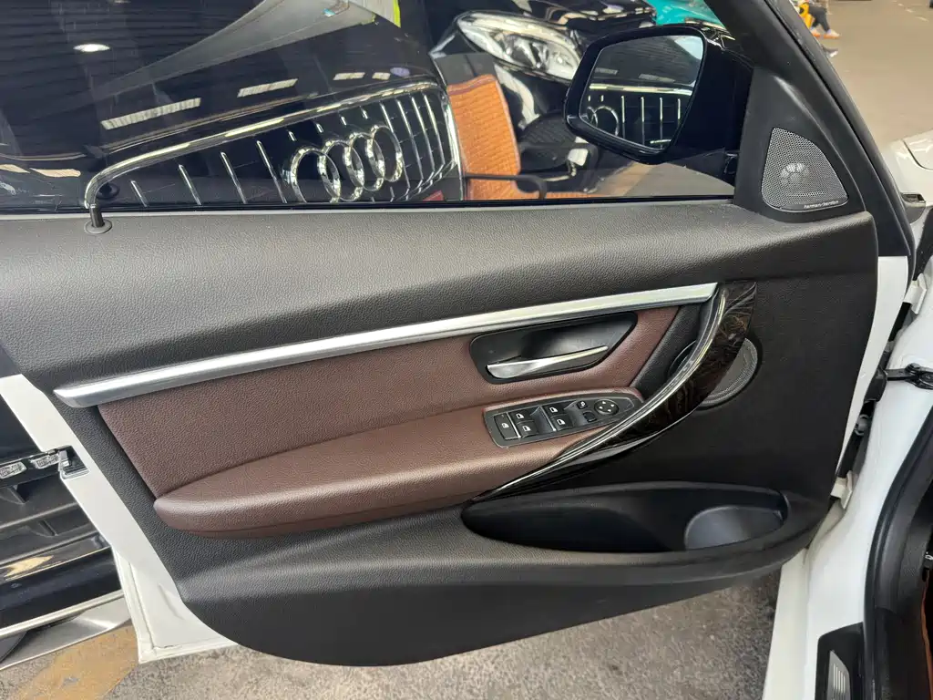 BMW 3 Series 2018 — фото 14