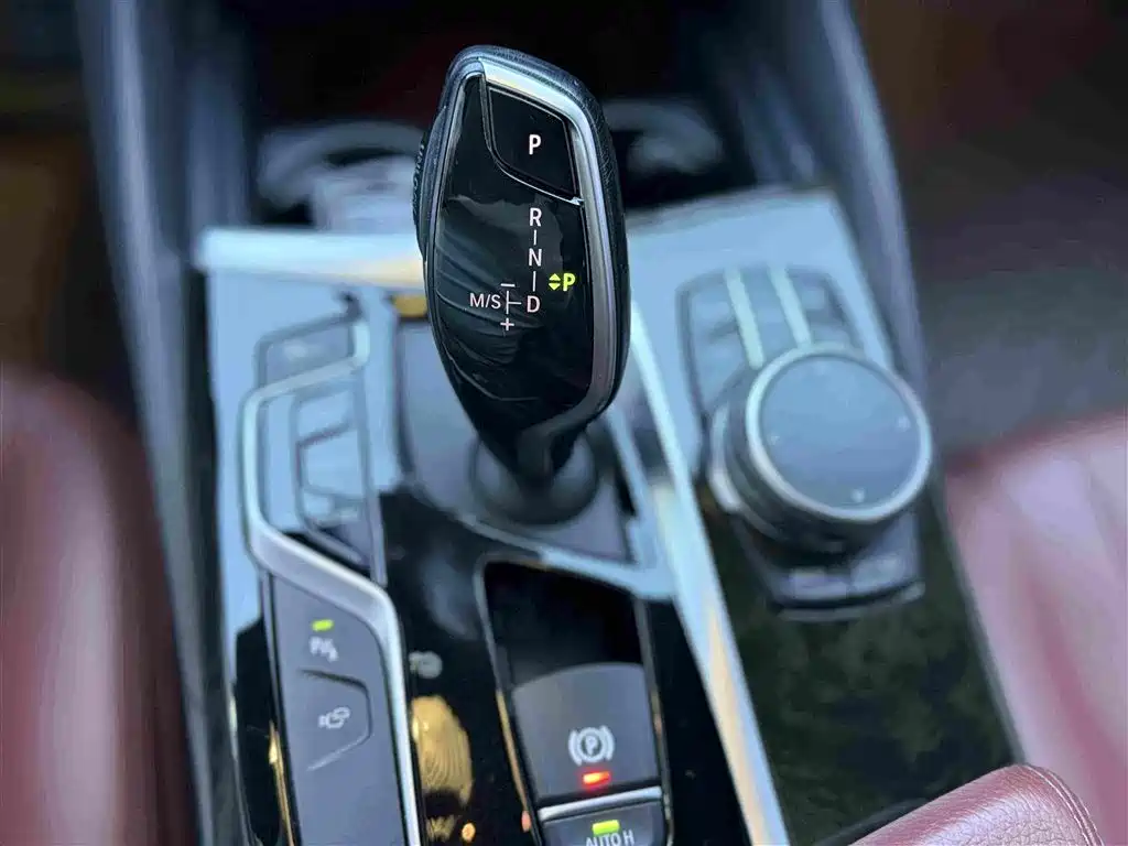 BMW 5 Series 2019 — фото 9