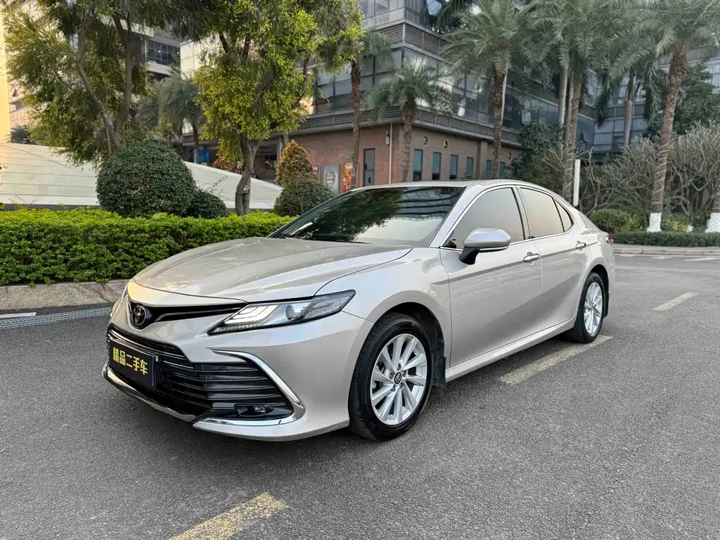 Toyota Camry 2023 — фото 1