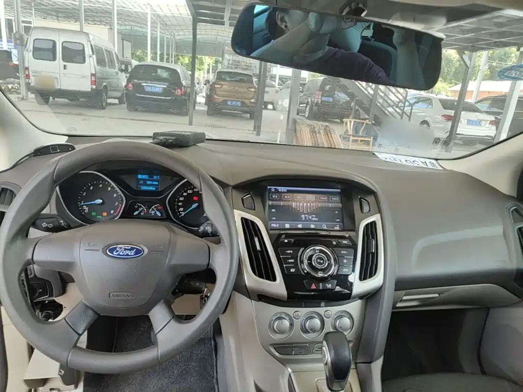 Ford Focus 2014 — фото 10