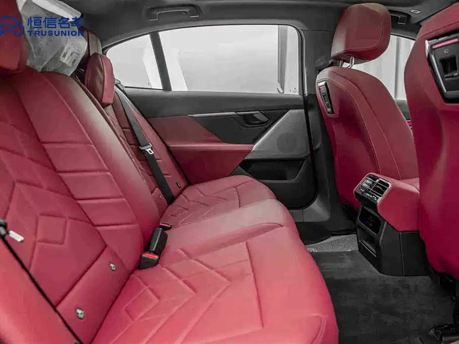 BMW 5 Series 2025 — фото 16