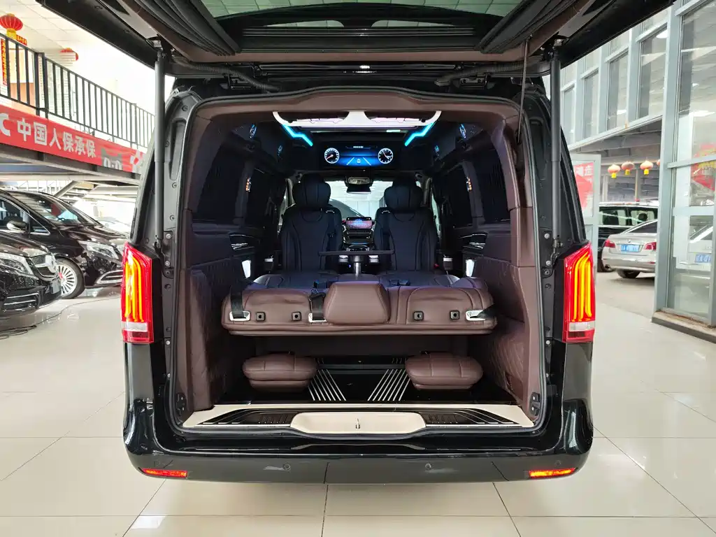 Mercedes-Benz V-Class 2022 — фото 30