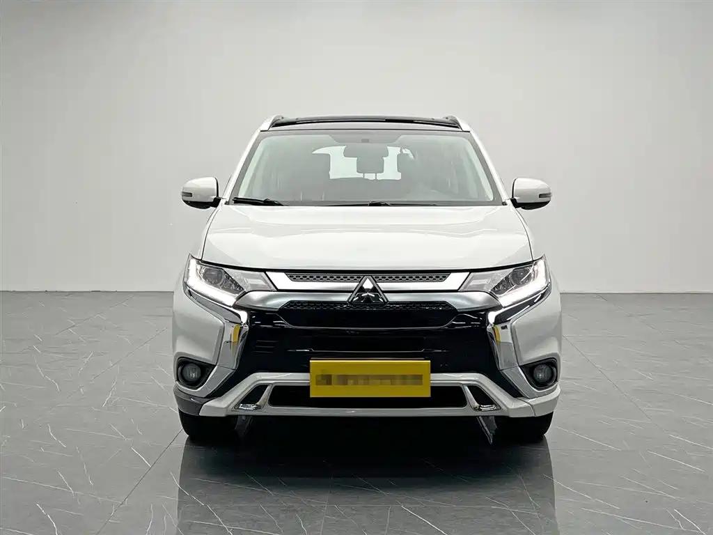 Mitsubishi Outlander 2021 — фото 2