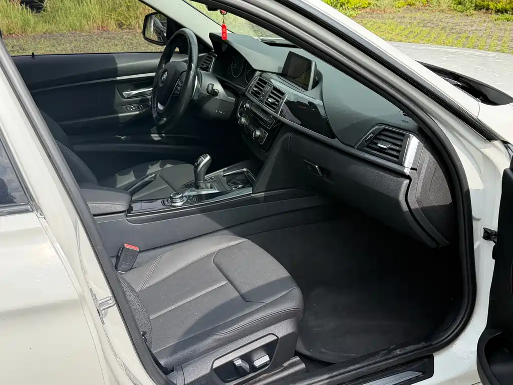 BMW 3 Series 2017 — фото 11