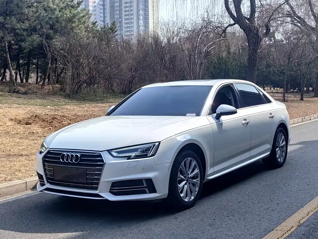 Audi A4L 2019 — фото 1