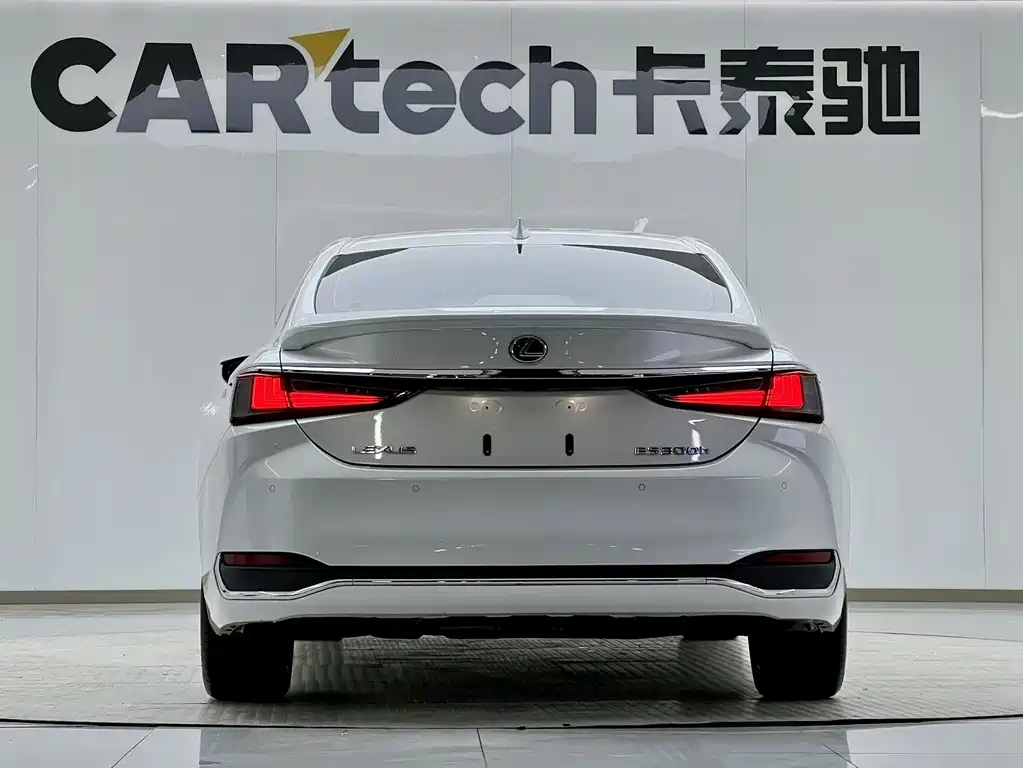 Lexus ES 2020 — фото 15