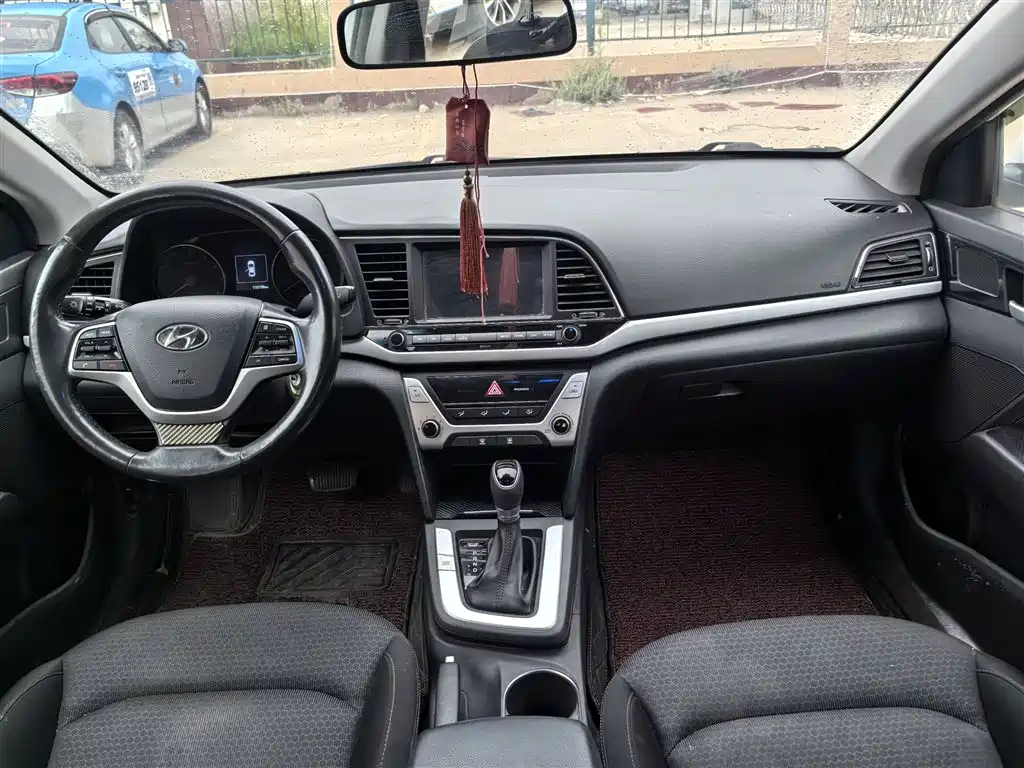 Hyundai Elantra 2018 — фото 14