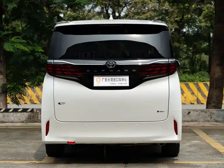 Toyota Alphard — фото 5