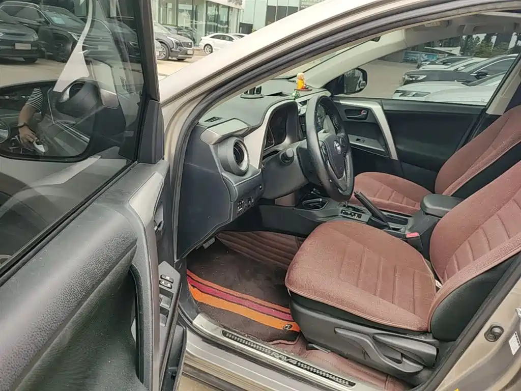 Toyota RAV4 2018 — фото 16