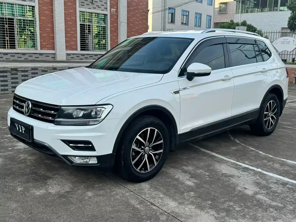 Volkswagen Tiguan L 2018 — фото 1
