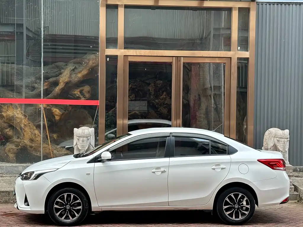 Toyota Yaris L 2019 — фото 9