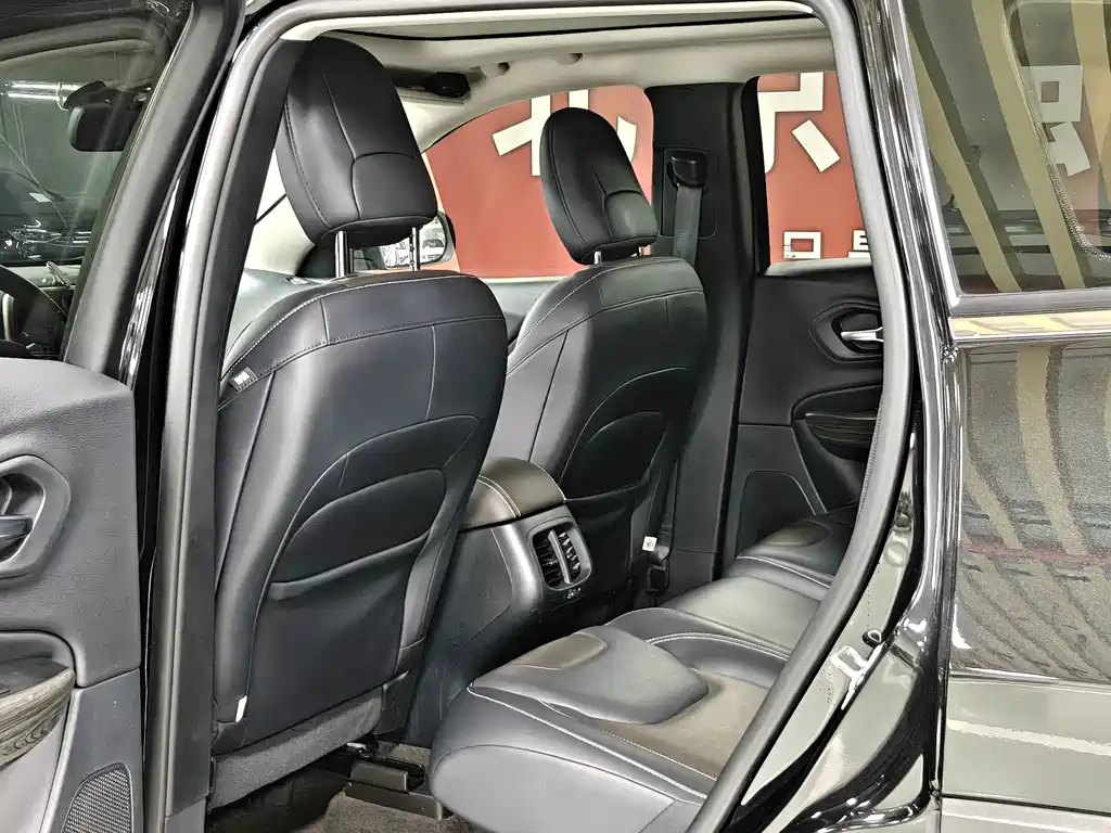 Jeep Cherokee 2021 — фото 8