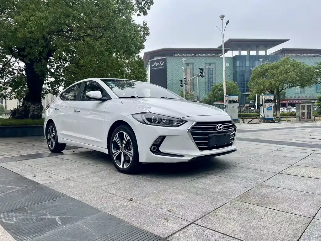 Hyundai Elantra 2018 — фото 3