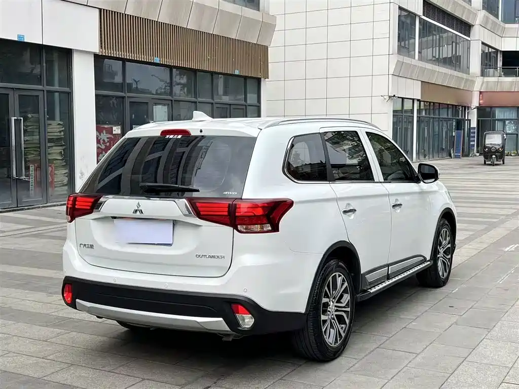 Mitsubishi Outlander 2018 — фото 7