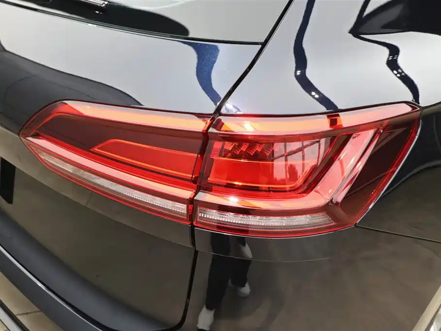 Volkswagen Touareg 2023 — фото 28