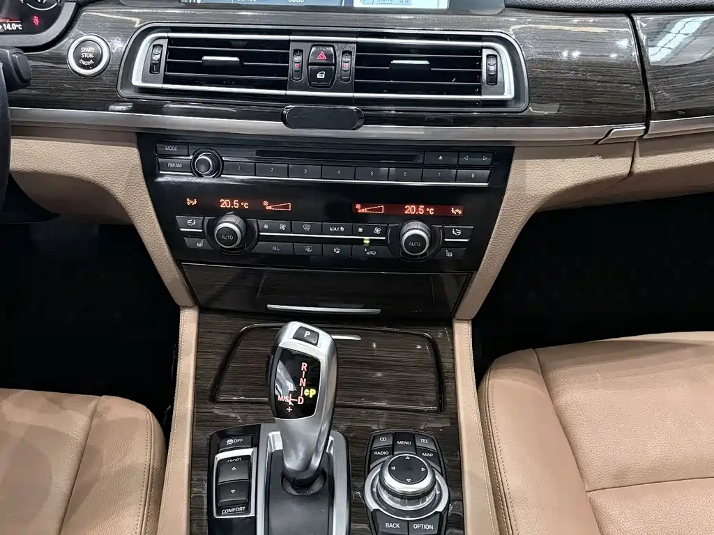 BMW 7 Series 2012 — фото 17