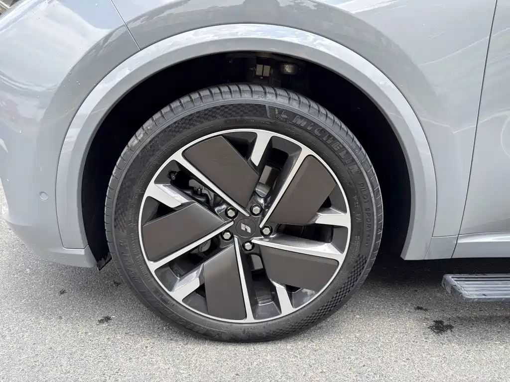 Li Auto Li L9 2025