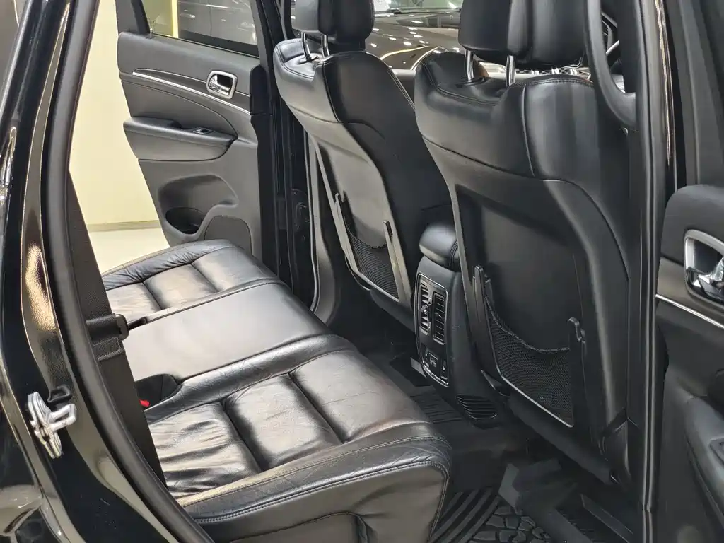 Jeep Grand Cherokee 2019 — фото 13