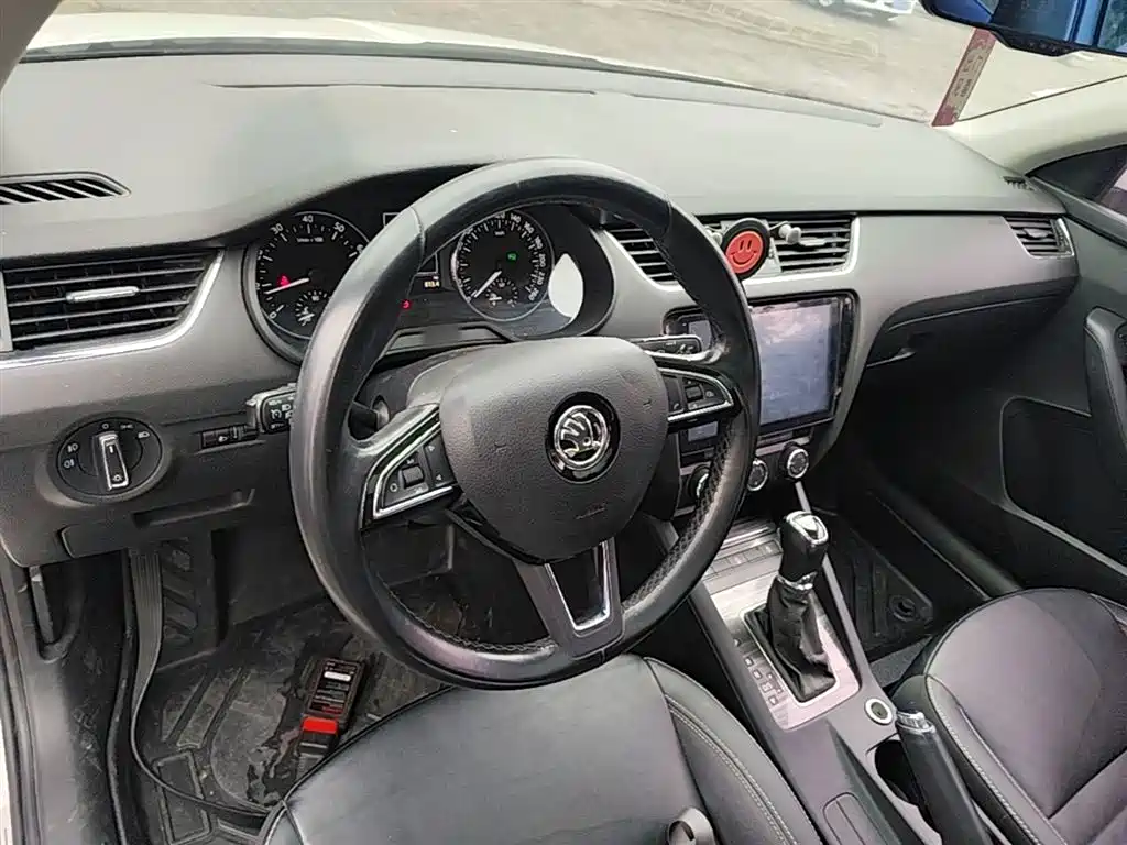 Skoda Octavia 2017 — фото 10
