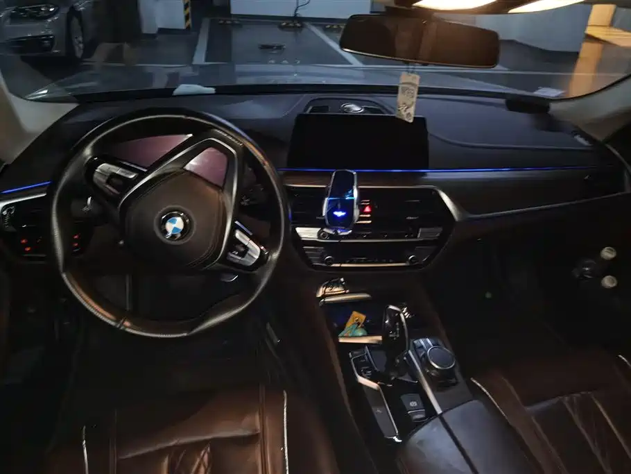 BMW 5 Series 2019 — фото 12