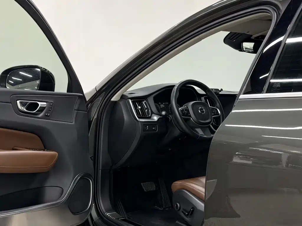 Volvo XC60 2019 — фото 11