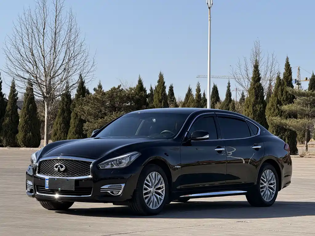 Infiniti Q70 2016 — фото 1