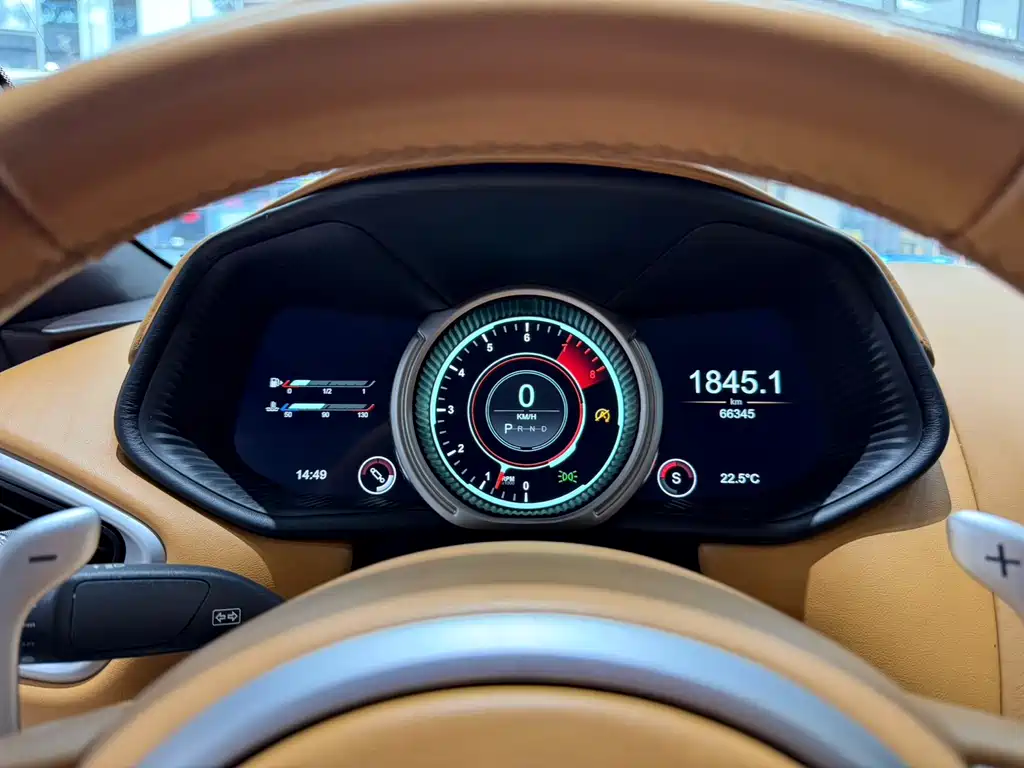 Aston Martin DB11 2017 — фото 18