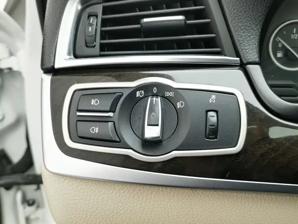 BMW 5 Series 2011 — фото 21