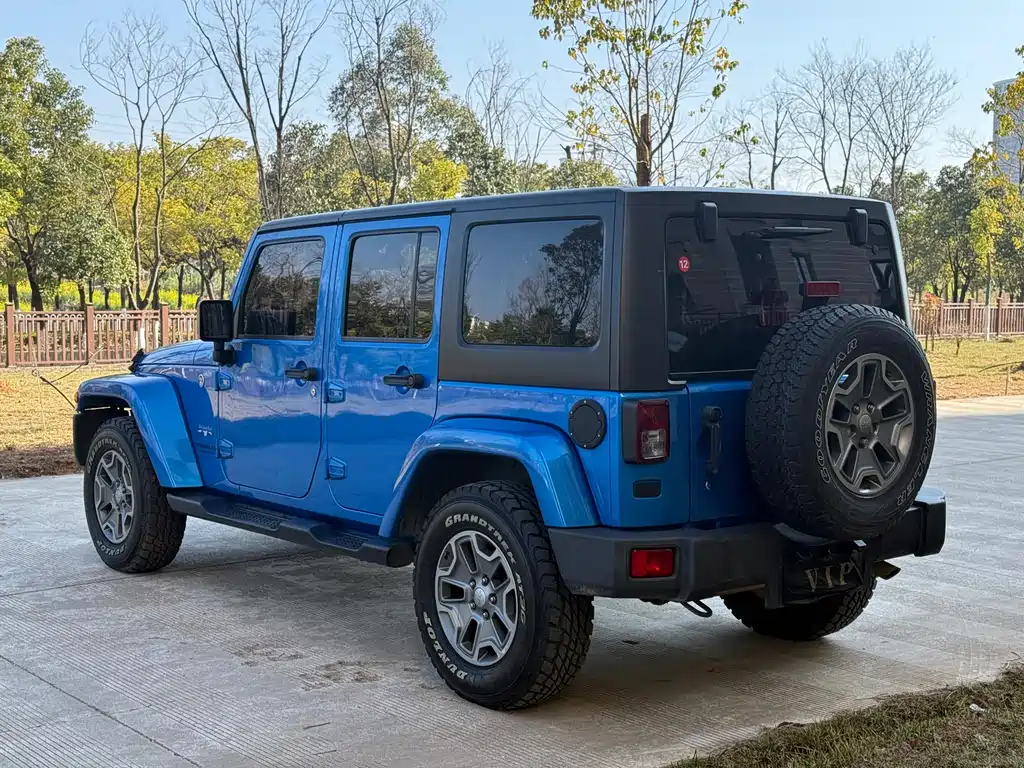 Jeep Wrangler 2015 — фото 9