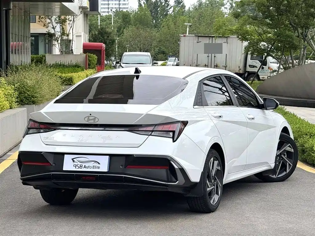Hyundai Elantra 2023 — фото 11
