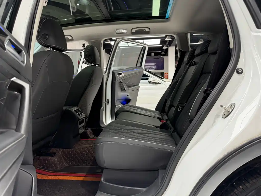 Volkswagen Tiguan L 2023 — фото 15