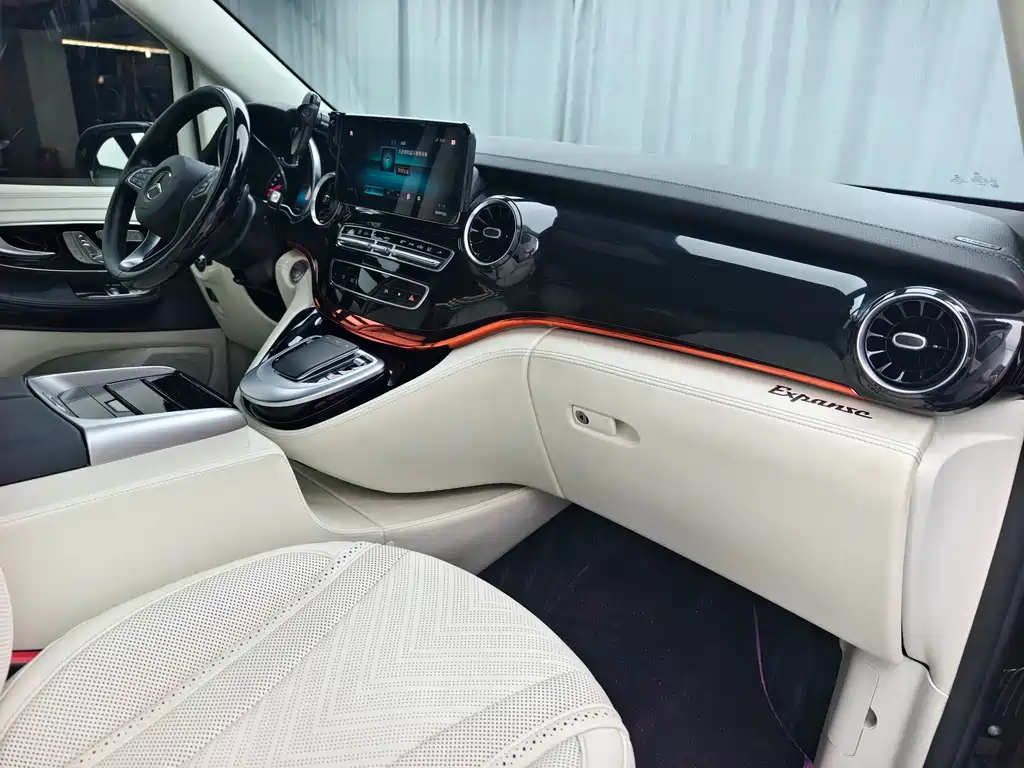 Mercedes-Benz V-Class 2023 — фото 12