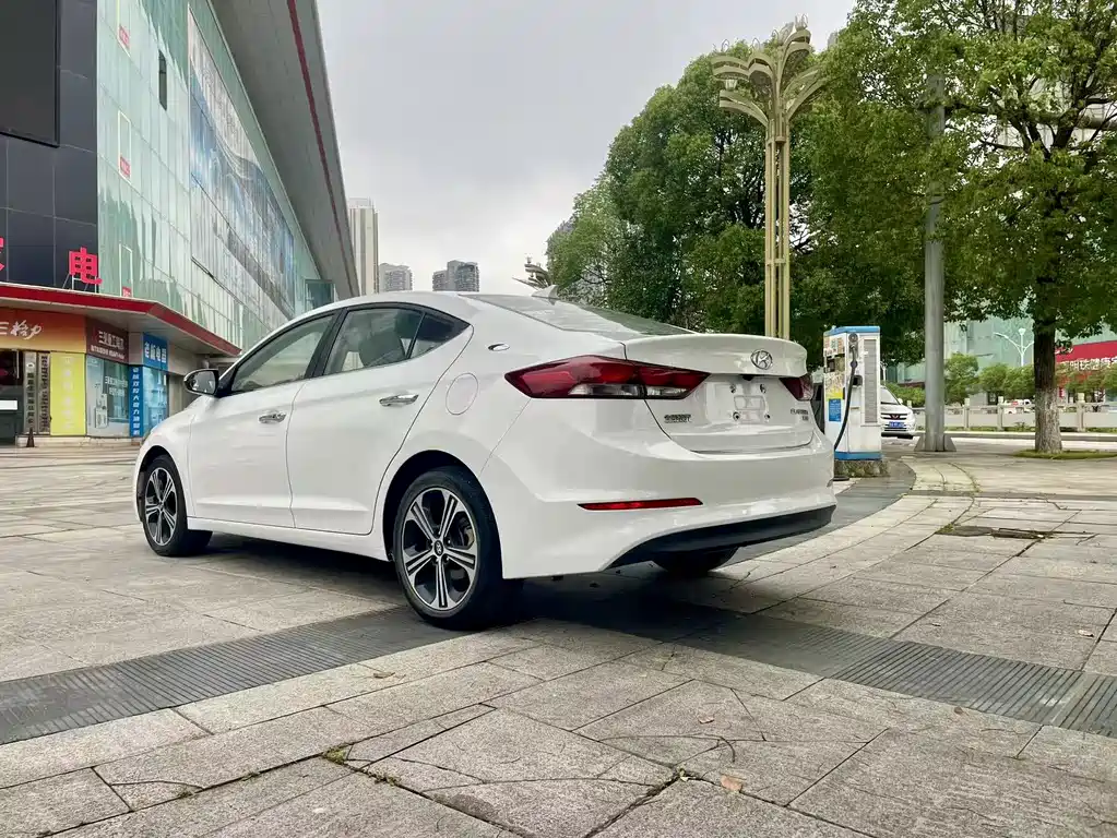 Hyundai Elantra 2018 — фото 4