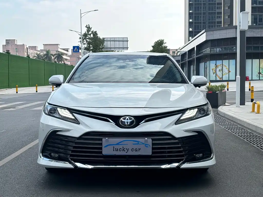 Toyota Camry 2023 — фото 2