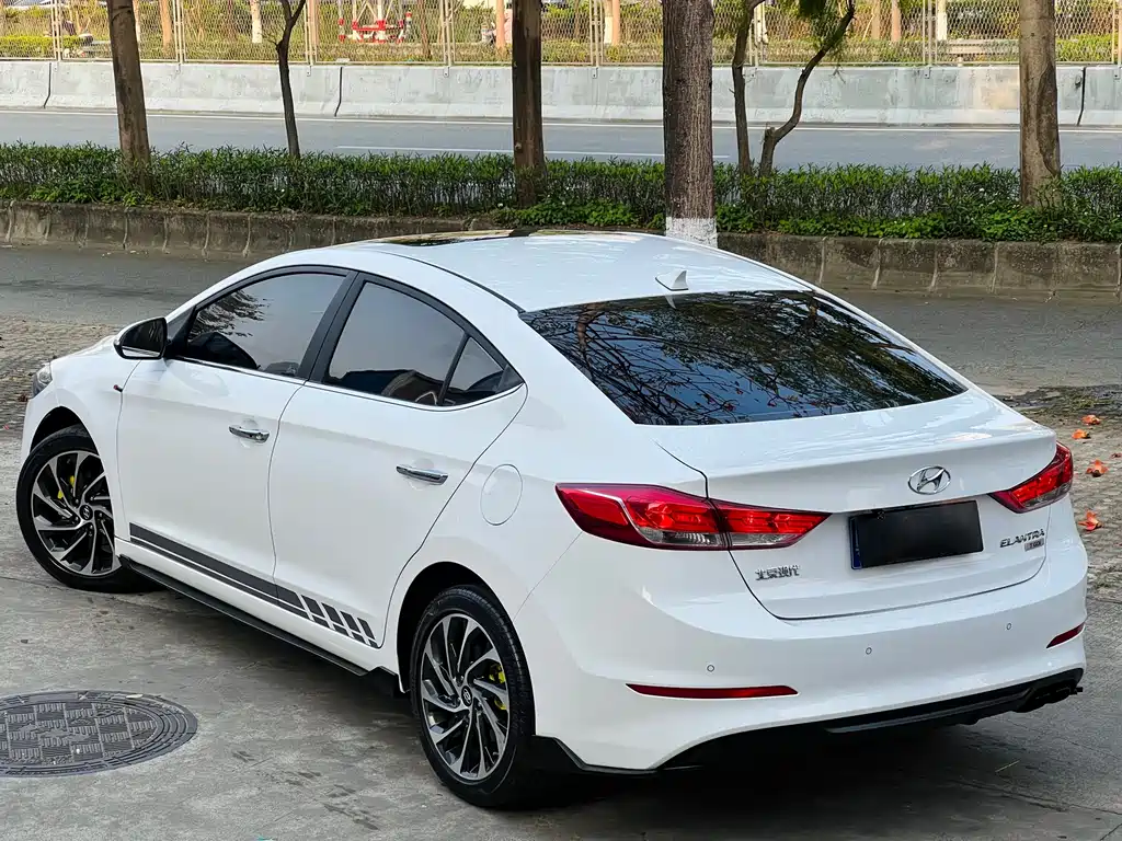 Hyundai Elantra 2019 — фото 3