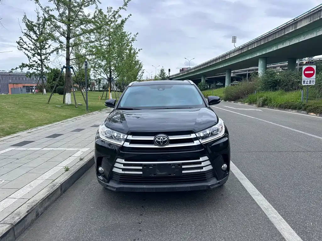 Toyota Highlander 2022 — фото 2