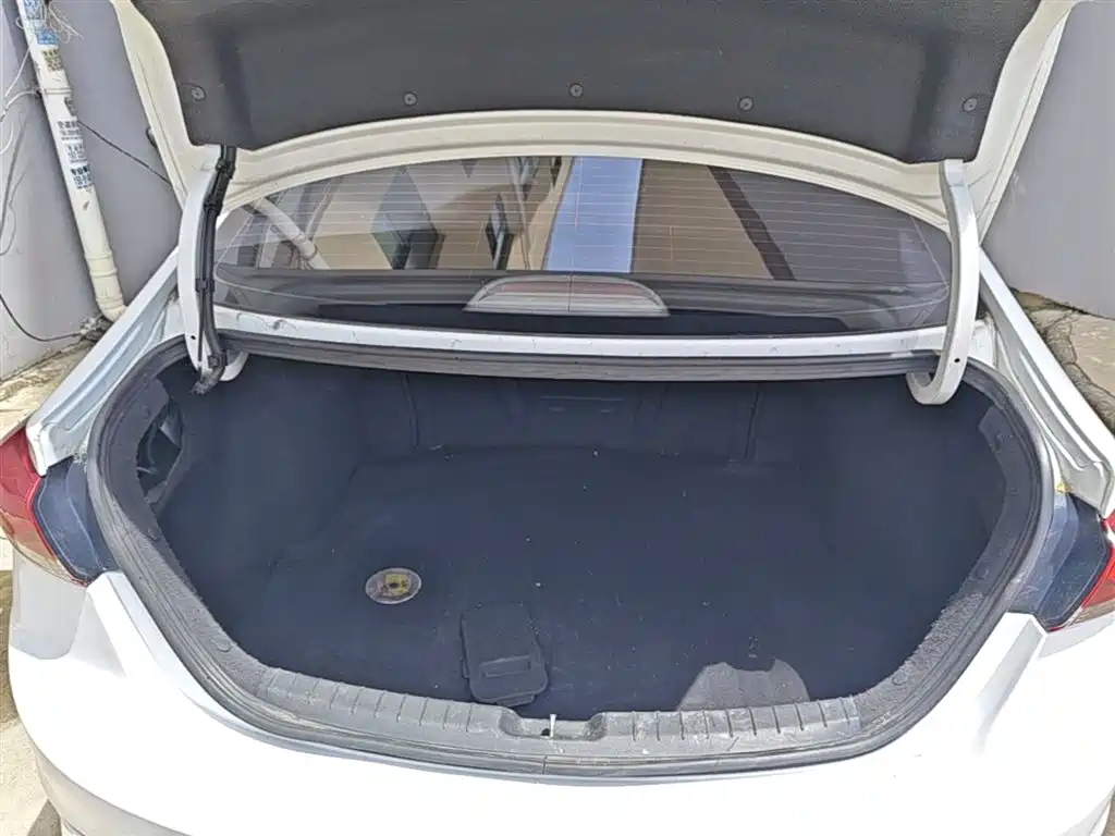 Hyundai Elantra 2017 — фото 19