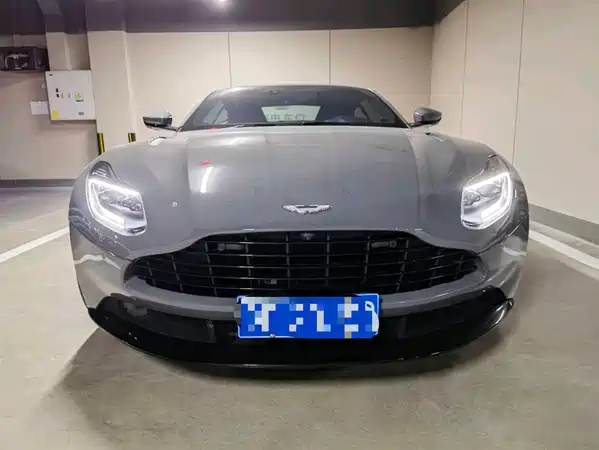 Aston Martin DB11 2022
