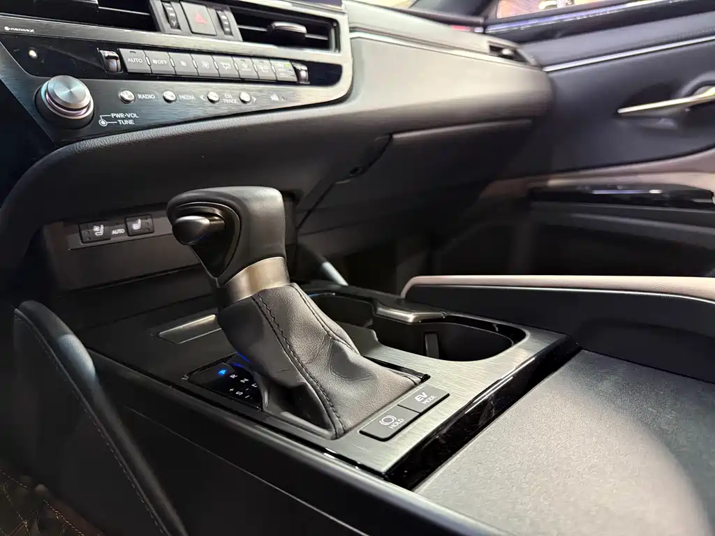 Lexus ES 2023 — фото 13