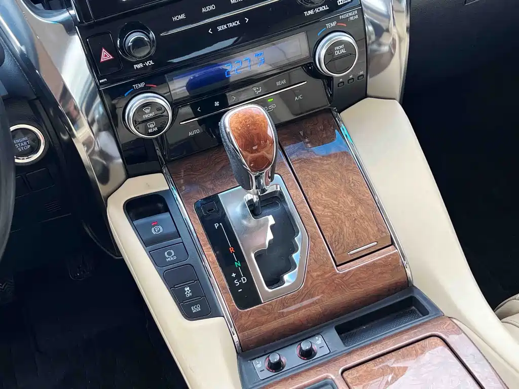Toyota Alphard 2017 — фото 11