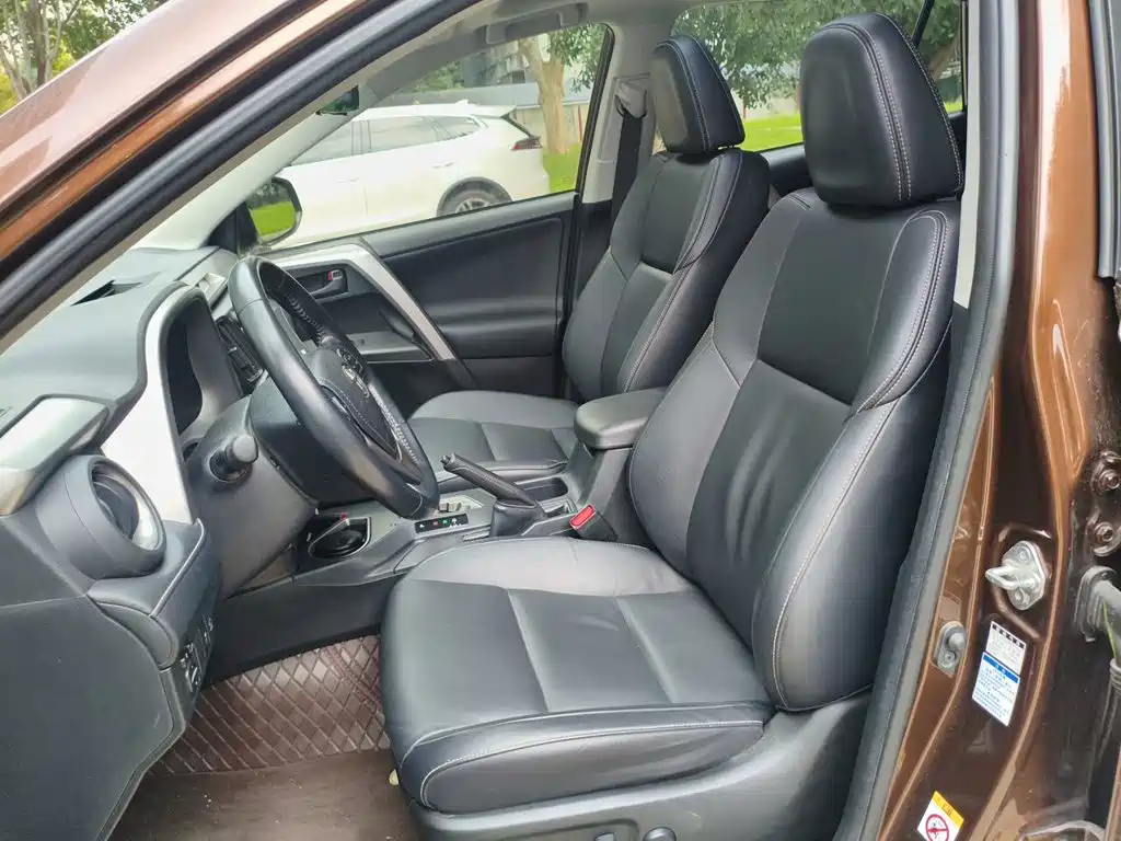 Toyota RAV4 2018 — фото 16