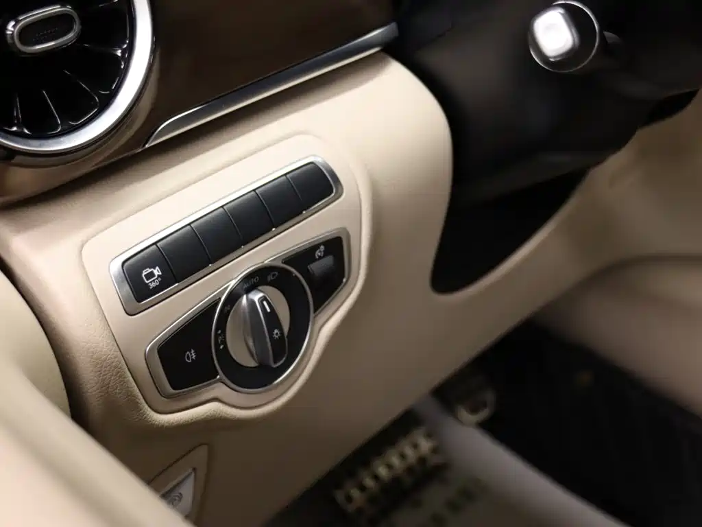 Mercedes-Benz V-Class 2022 — фото 25