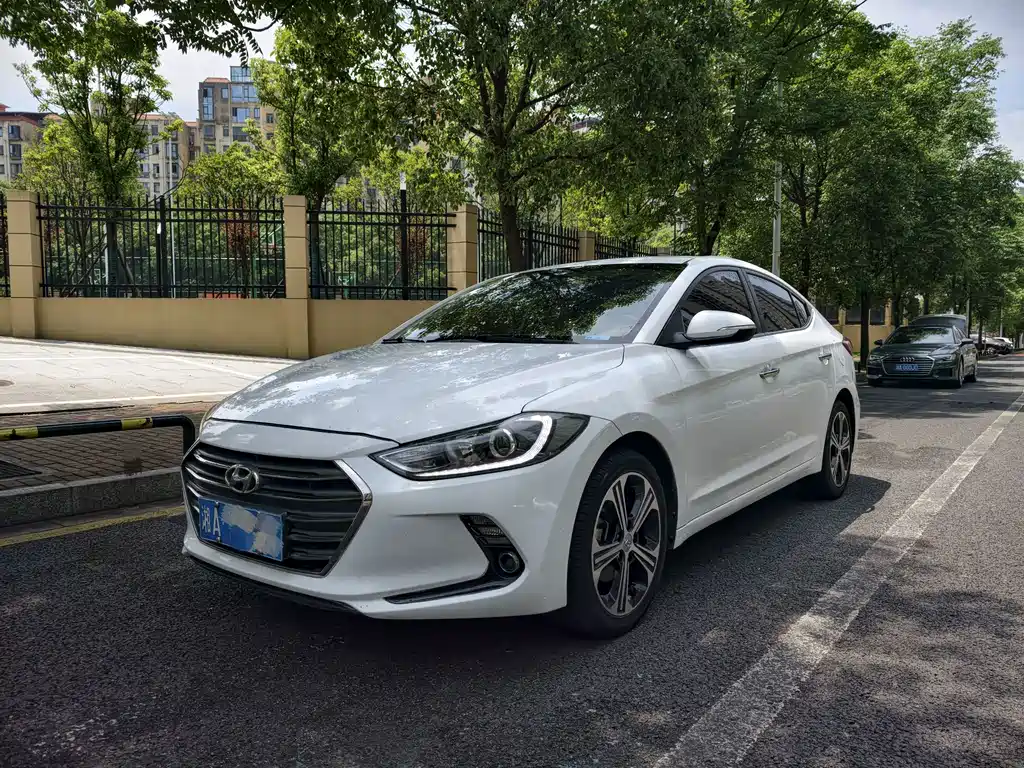 Hyundai Elantra 2019 — фото 1