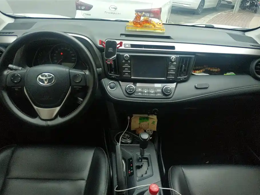 Toyota RAV4 2016 — фото 12