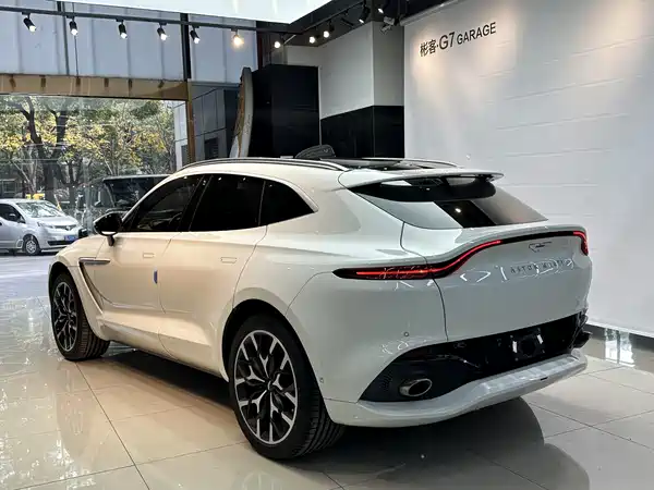 Aston Martin DBX 2022
