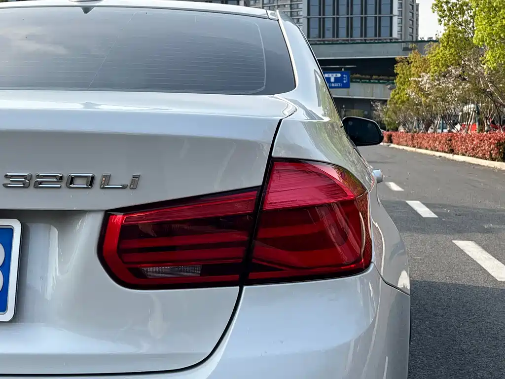 BMW 3 Series 2019 — фото 10